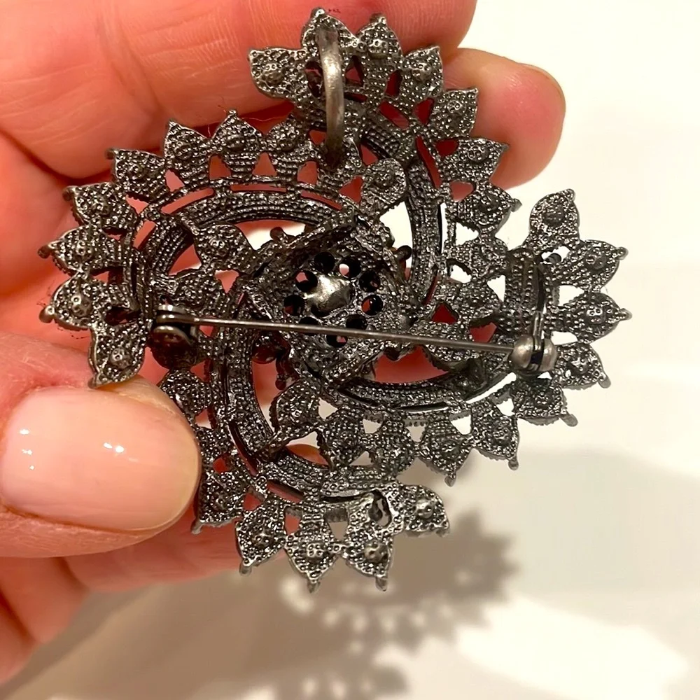 Vintage Rhinestone Flower Brooch. EUC